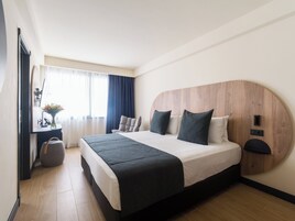 Minibar, desk, laptop workspace, free WiFi