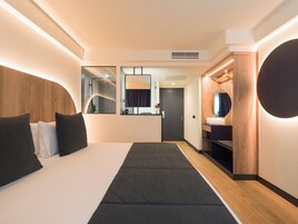 Minibar, desk, laptop workspace, free WiFi