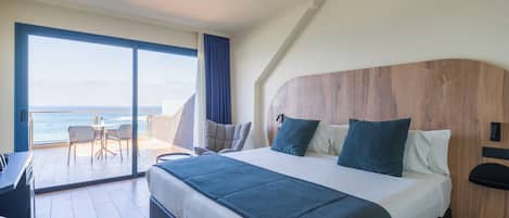 Minibar, desk, laptop workspace, free WiFi
