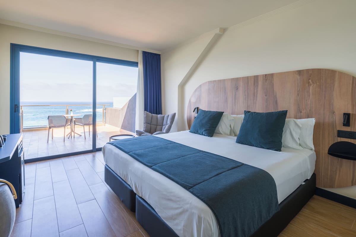Habitación superior, vistas al mar | Minibar, escritorio, espacio para trabajar con un portátil y wifi gratis