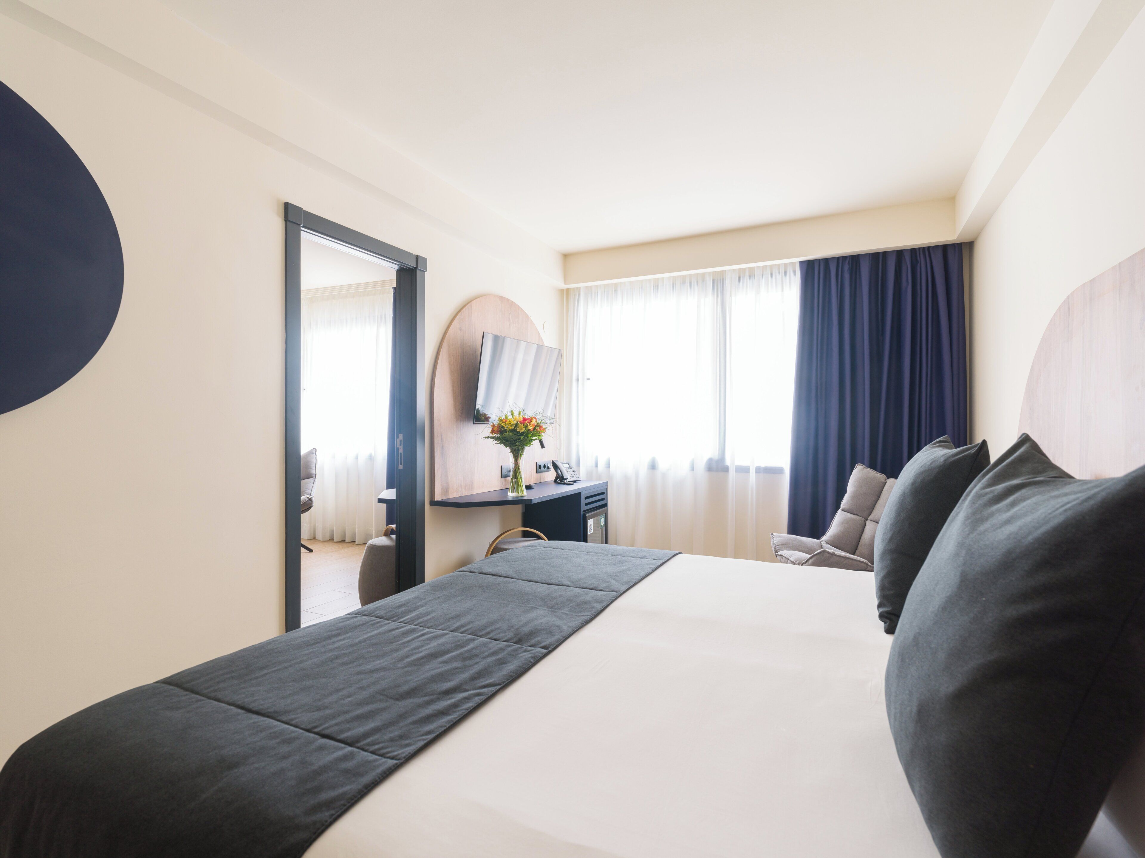 Minibar, desk, laptop workspace, free WiFi