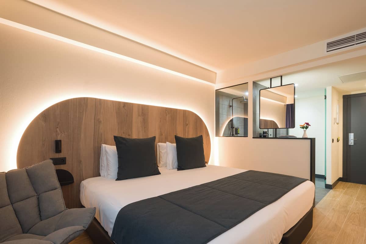 Minibar, Schreibtisch, laptopgeeigneter Arbeitsplatz, kostenloses WLAN
