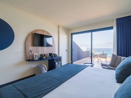 Minibar, desk, laptop workspace, free WiFi