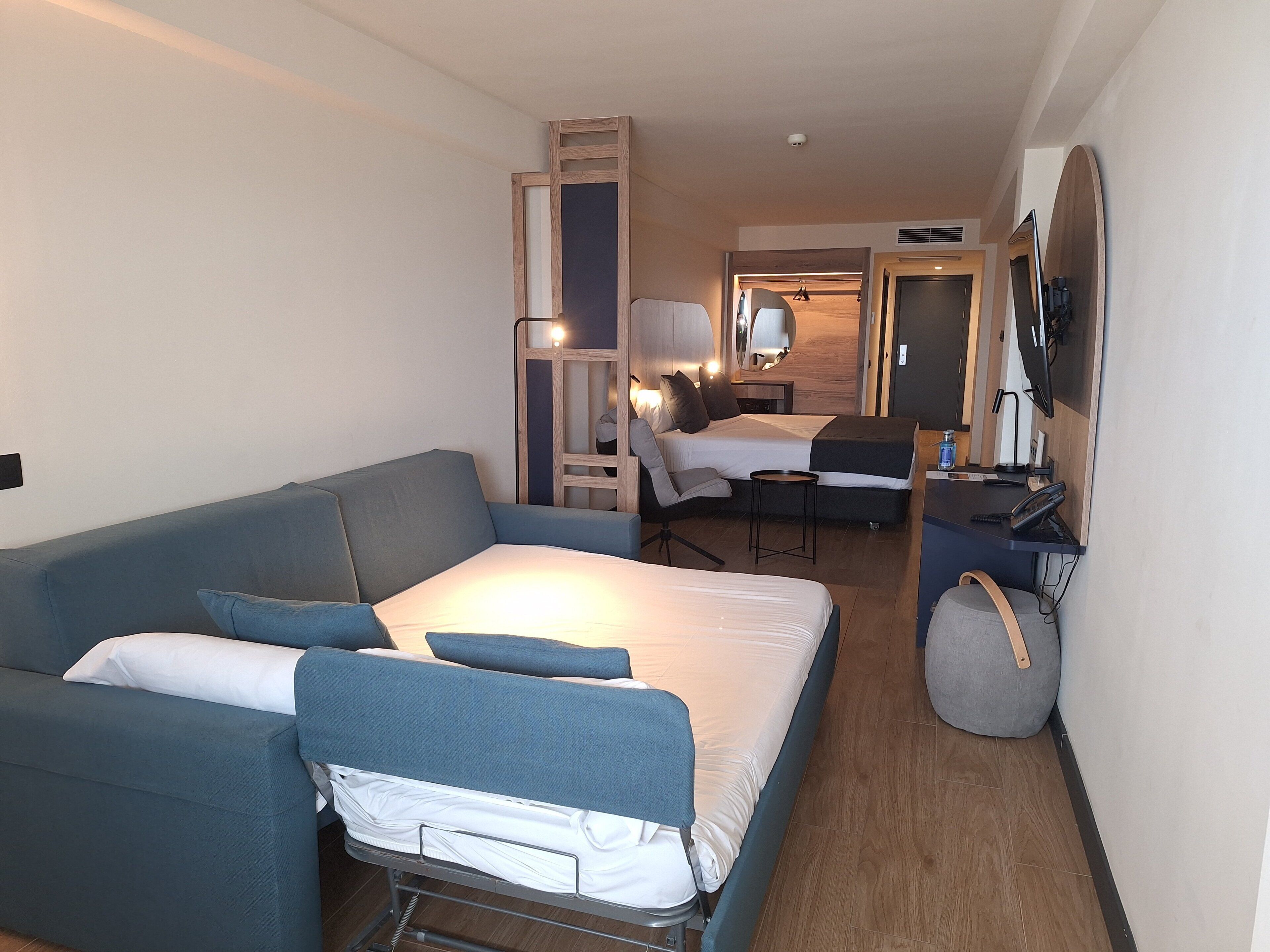 Zimmer, Meerblick (Familiar) | Minibar, Schreibtisch, laptopgeeigneter Arbeitsplatz, kostenloses WLAN