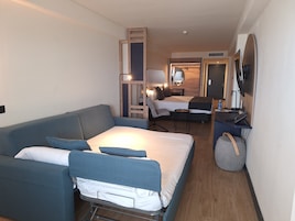 Minibar, escritorio, espacio para trabajar con laptop y wifi gratis