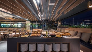 Petit déjeuner buffet (20 EUR par personne)