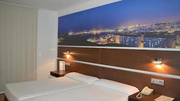 Quarto triplo (extra bed for children) | Roupas de cama premium, frigobar, cofres nos quartos, escrivaninha