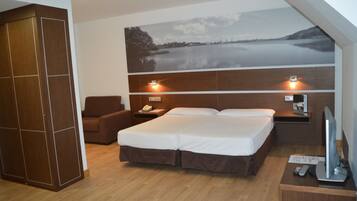 Seprai premium, minibar, brankas, dan meja kerja