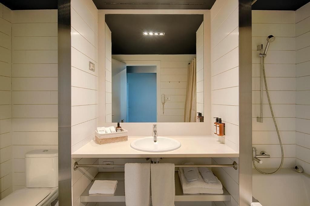 rainfall showerhead, free toiletries, hair dryer, bidet