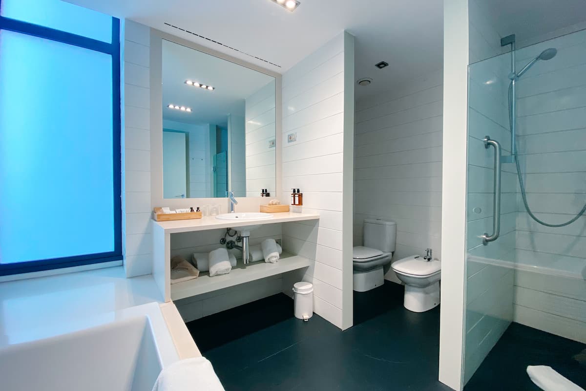 rainfall showerhead, free toiletries, hair dryer, bidet