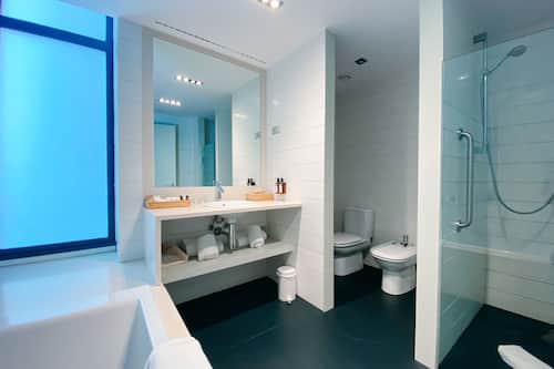 Douche à « effet pluie », articles de toilette gratuits, sÚche-cheveux