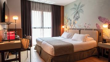 Premium tvåbäddsrum - 2 enkelsängar | Allergitestade sängkläder, värdeförvaringsskåp på rummet och skrivbord