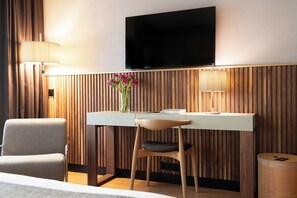 Hypo-allergenic bedding, in-room safe, desk, blackout curtains - Hotel Villa Emilia (Barcelona)