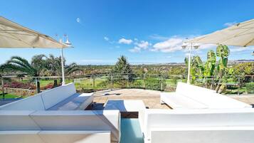 Bar junto a la piscina