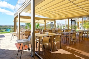 Bar au bord de la piscine