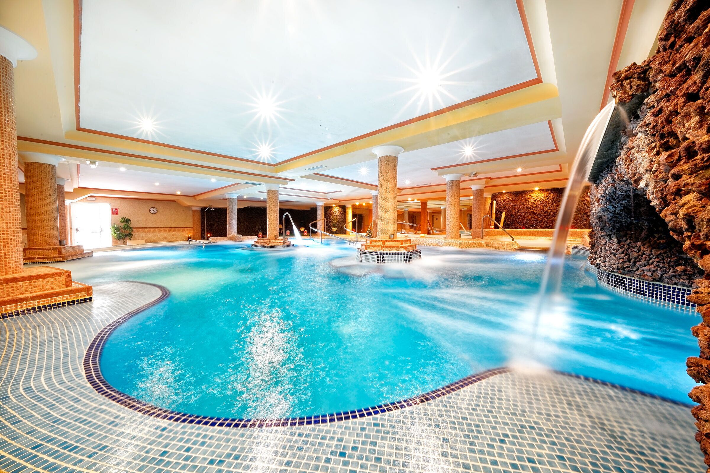 Salas de tratamiento para parejas, un sauna, baño turco