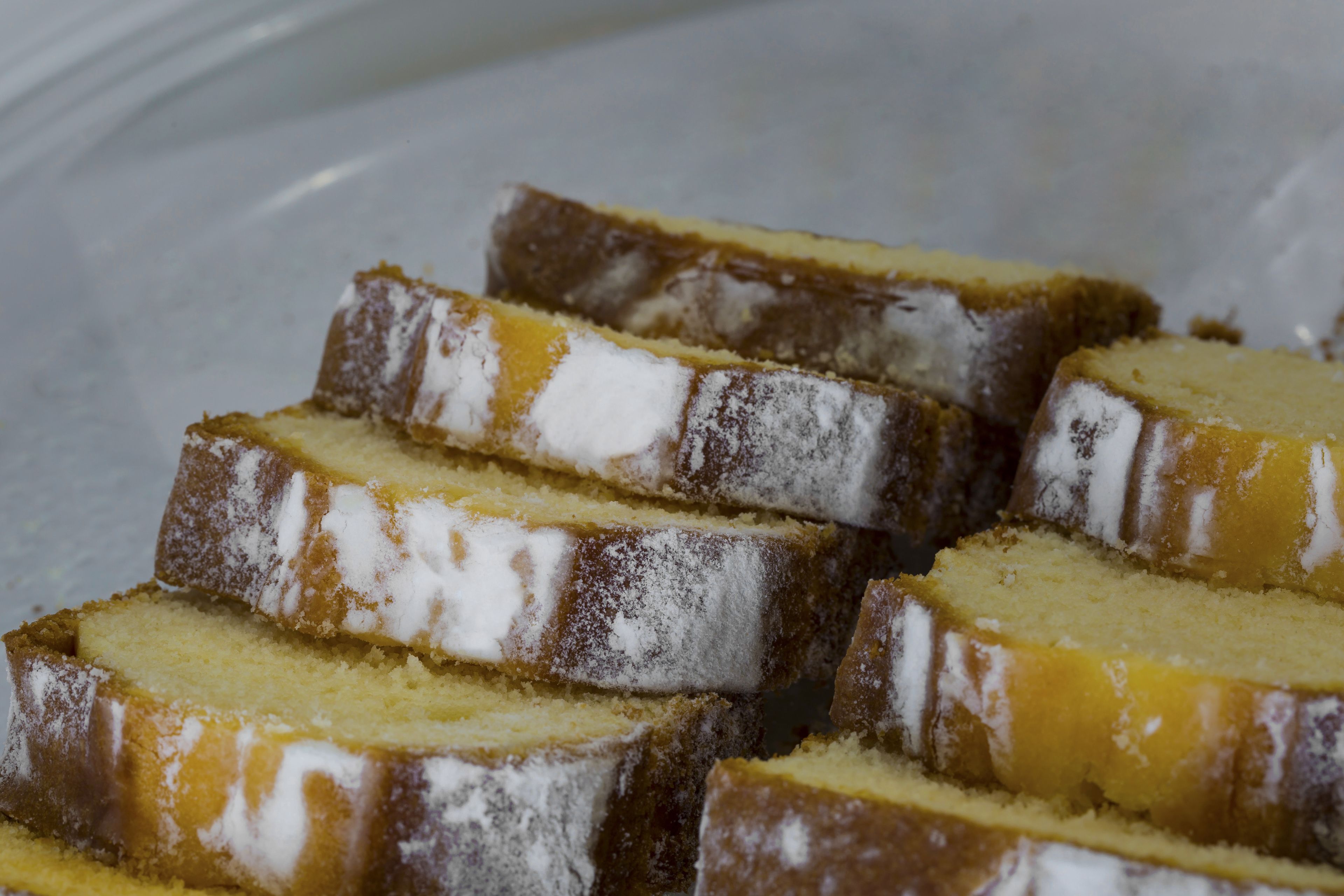Rebanadas de pastel con azúcar glas sobre un plato.