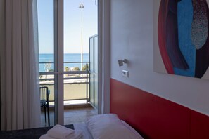 Biancheria da letto ipoallergenica, una scrivania, tende oscuranti