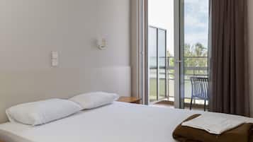 Habitación estándar, vista al mar | Ropa de cama hipoalergénica, escritorio y cortinas blackout