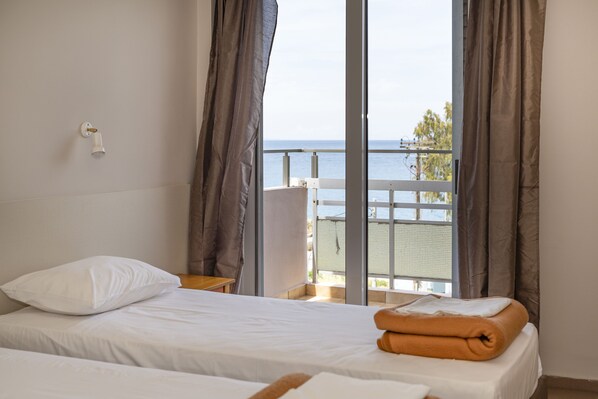 ملاءات للفراش لا تسبب الحساسية ومكتب وستائر تعتيم ومكواة/لوح كي