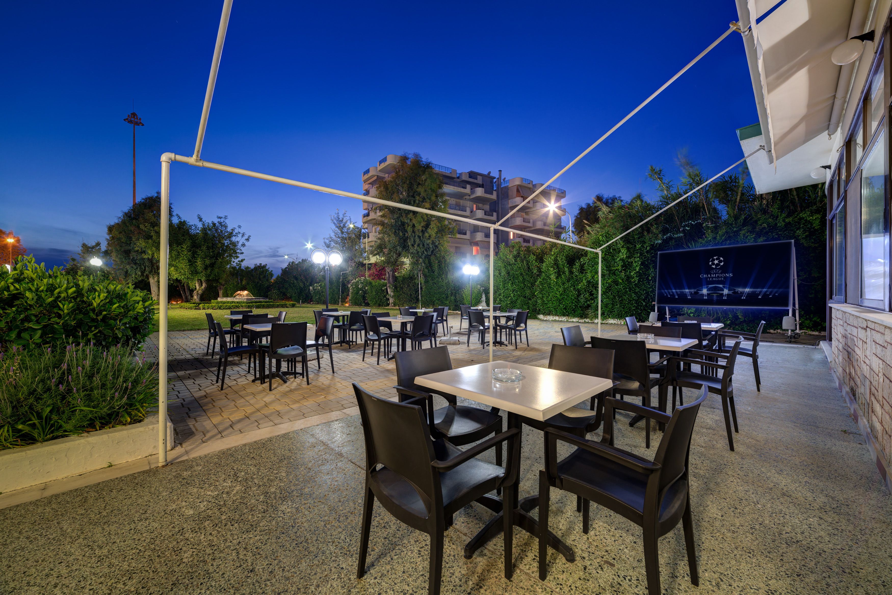 Fachada da propriedade à noite