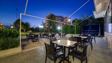 Vista frontal de la propiedad por la tarde o noche