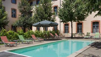 Outdoor pool, pool loungers