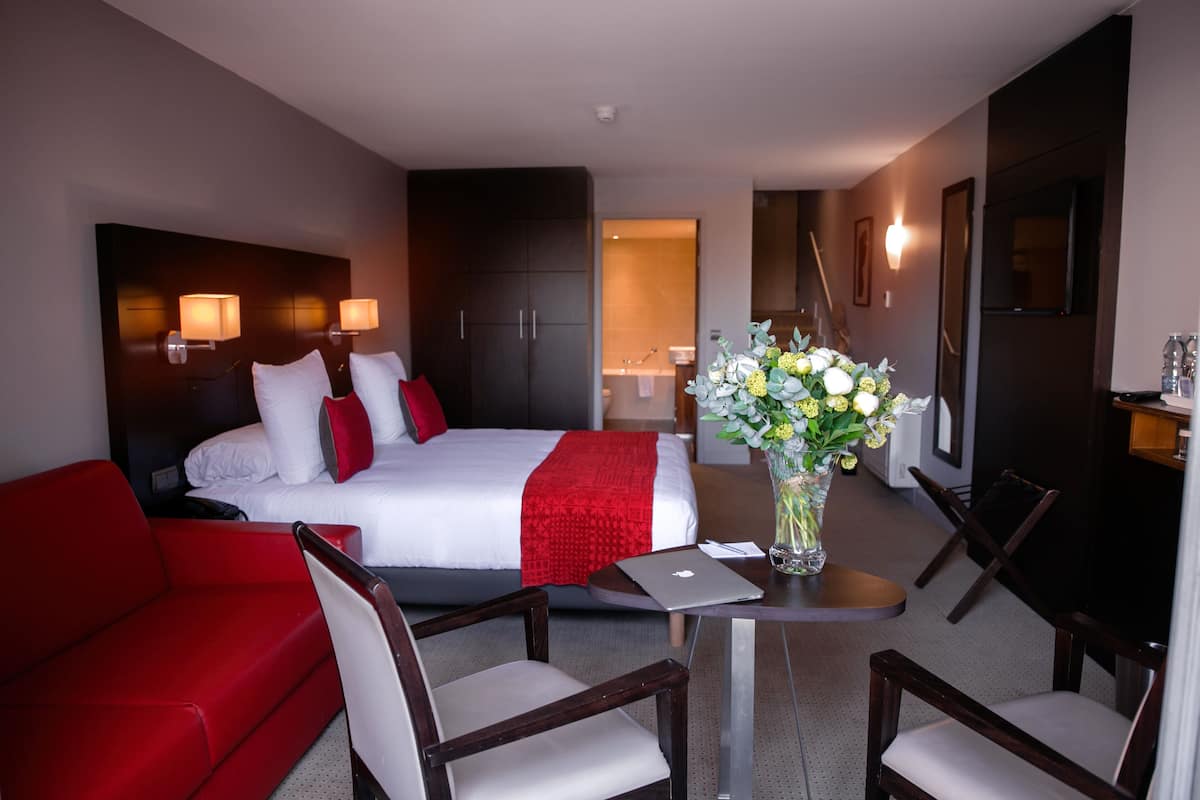 junior room | 1 bedroom, in-room safe, soundproofing, free wifi