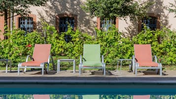 Piscine extérieure, chaises longues