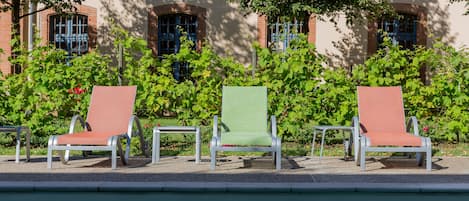 Piscine extérieure, chaises longues