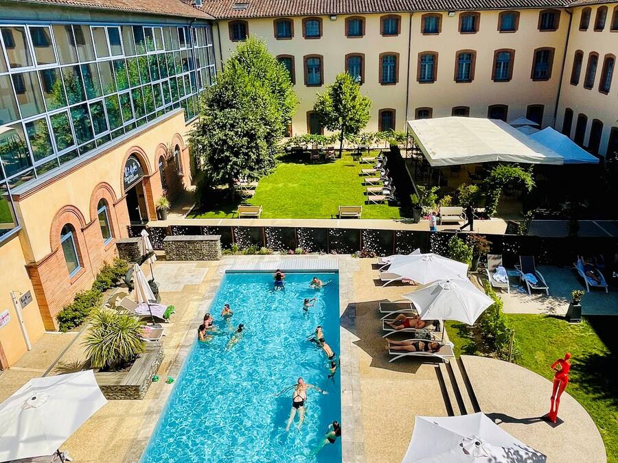 Piscine extérieure, chaises longues