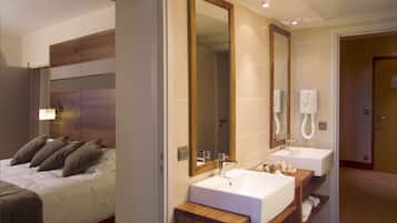 Suite (Prestige) | Baño | Regadera tipo lluvia, amenidades de baño gratuitas, secadora de cabello