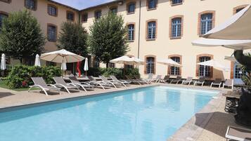 Outdoor pool, pool loungers