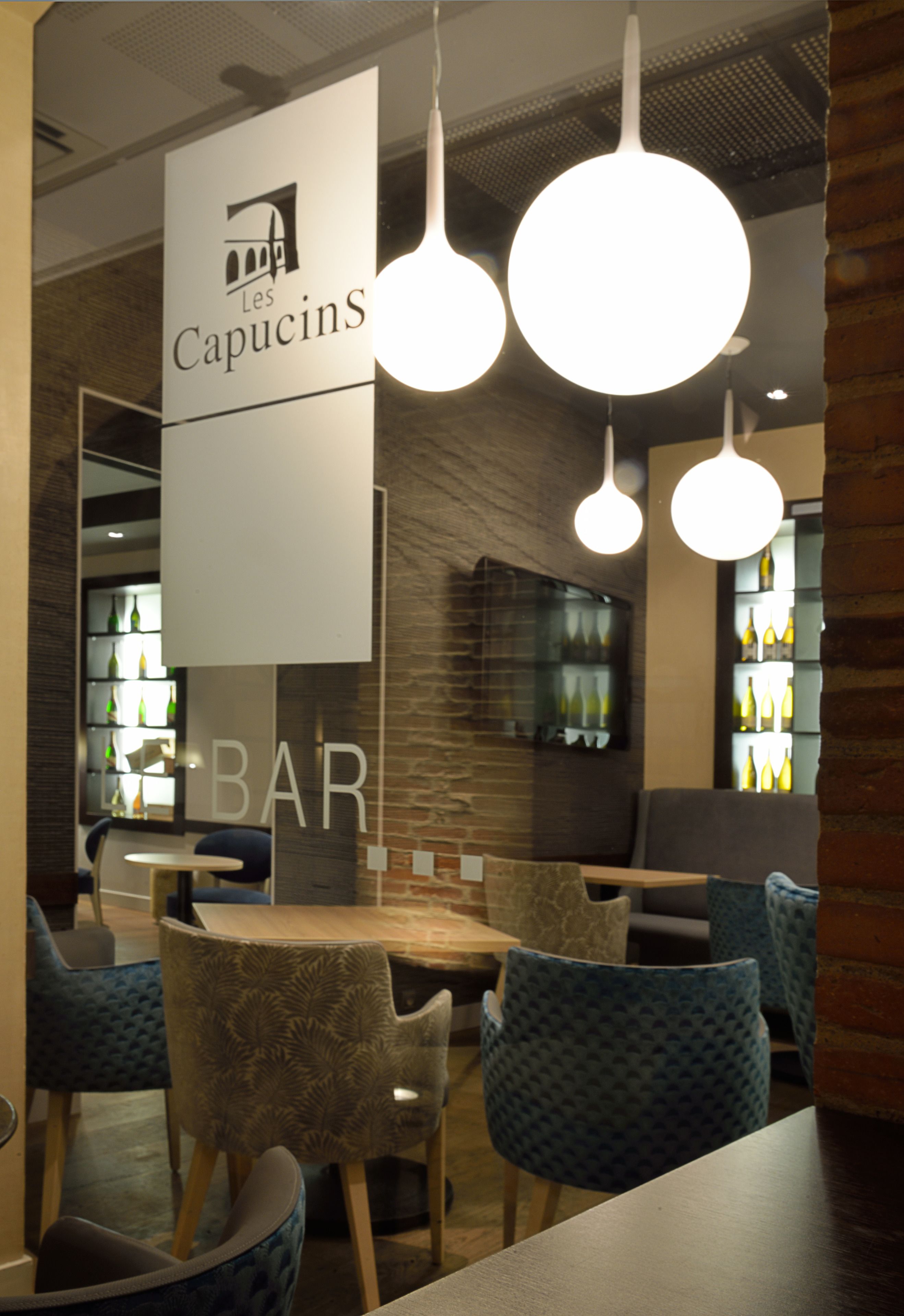 Sert le déjeuner et le dîner