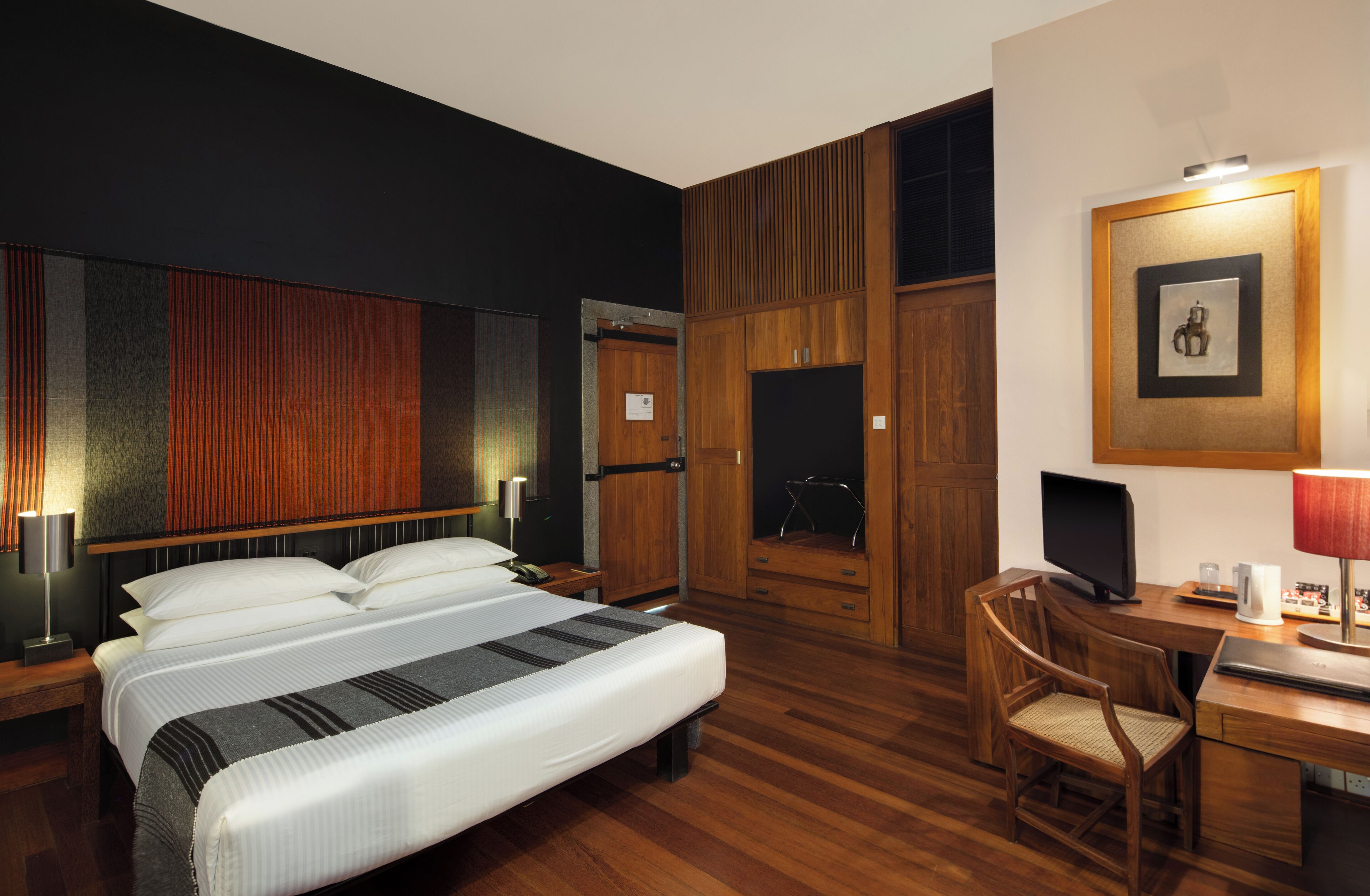 Panoramic Room, 1 King Bed | Premium bedding, minibar, in-room safe, desk