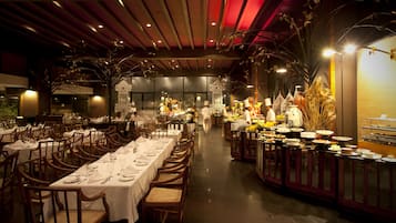 4 restaurantes: opção de café da manhã, almoço e jantar