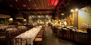 4 restaurantes; se sirve desayuno, almuerzo y cena