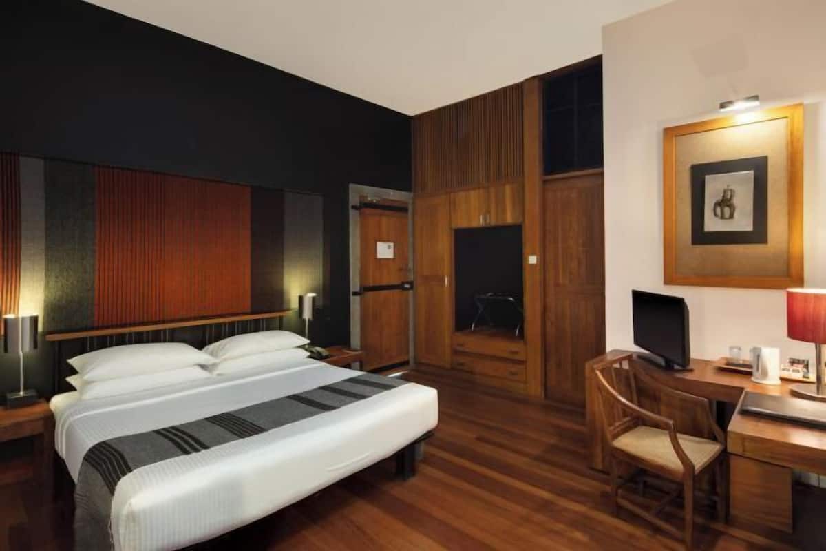 Seprai premium, minibar, brankas, dan meja kerja