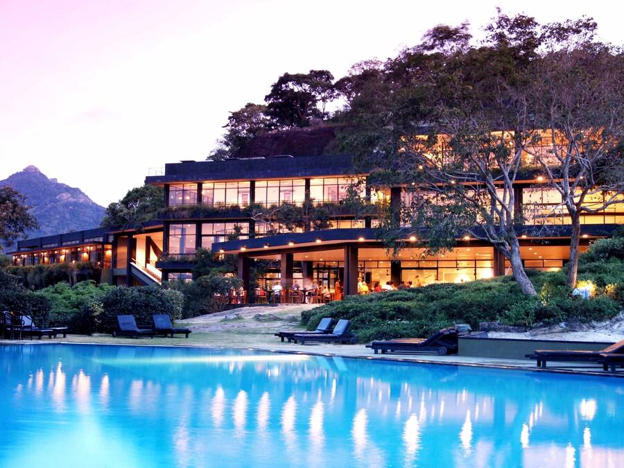 Hồ bơi ngoài trời, ghế dài tắm nắng