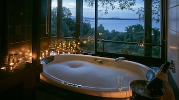 Deluxe King with Jaccuzi | Jetted bathtub