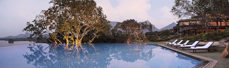 Außenpool, Liegestühle. Heritance Kandalama