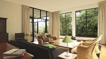 Luxury Suite | Living area | LED TV, table tennis