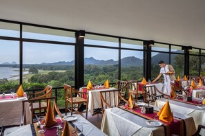 4 restaurants, breakfast served