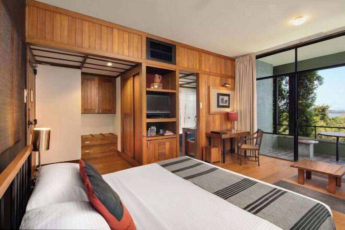 Ropa de cama de alta calidad, minibar, caja fuerte y escritorio