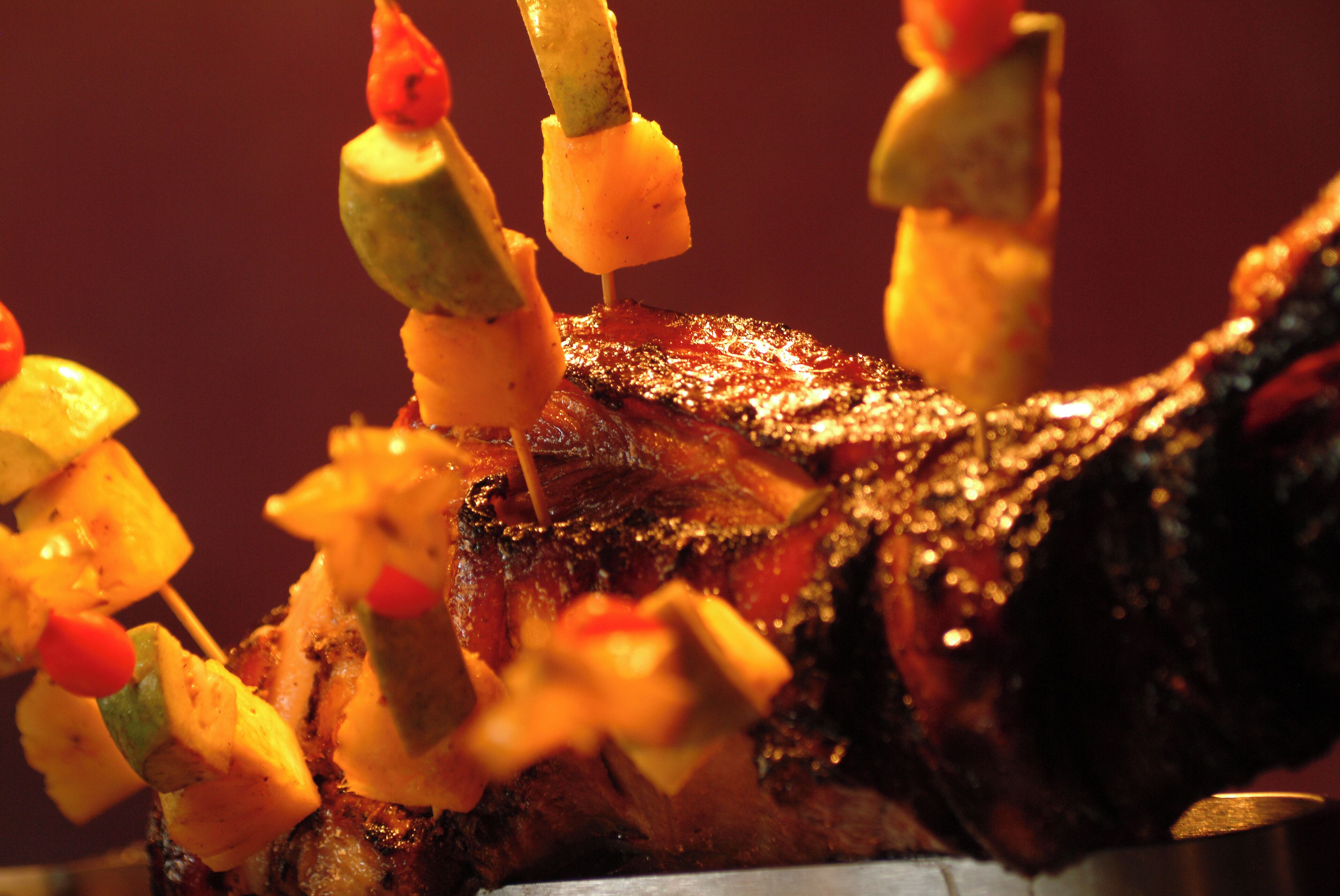 Carne asada con brochetas de verduras.