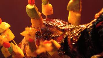 Carne asada con brochetas de verduras.