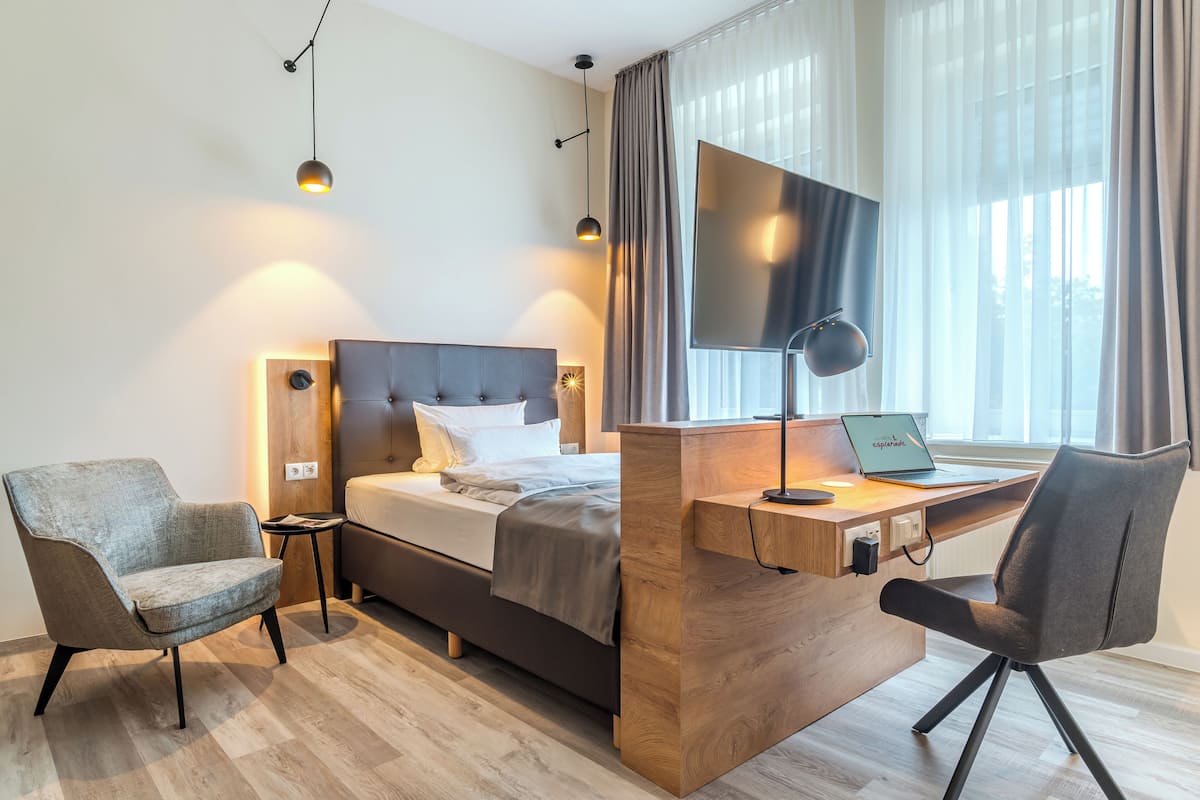 1 bedroom, hypo-allergenic bedding, pillow-top beds, in-room safe