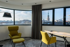 Junior Suite (Panorama) | Hypo-allergenic bedding, pillowtop beds, in-room safe, desk - Hotel Esplanade Dortmund (Dortmund)