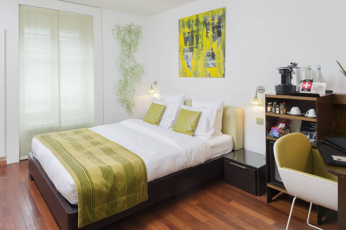 Standard Single Room, 1 Queen Bed | Hypo-allergenic bedding, minibar, in-room safe, desk