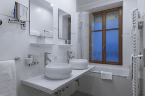 Deluxe Double Room Studio | Kylpyhuone | Hiustenkuivaaja, kylpytakit, tohvelit, pyyhkeet